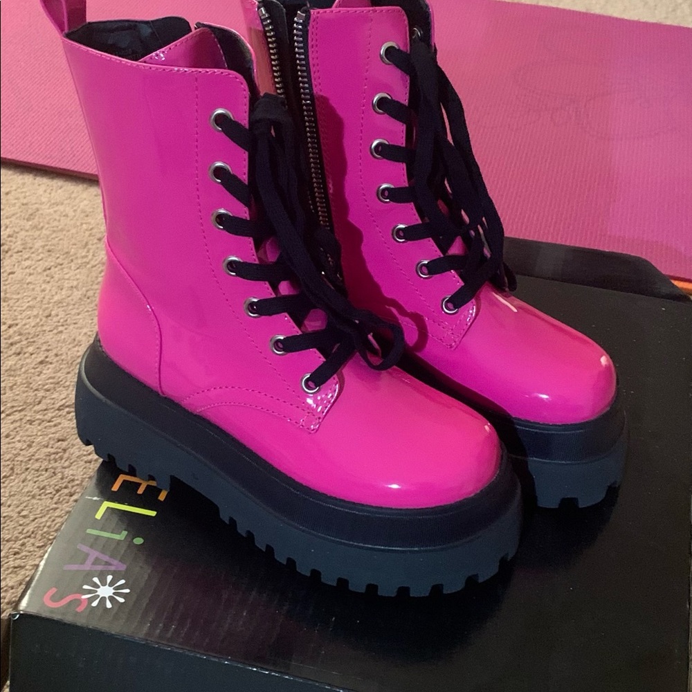 Brand new.  Never worn. Fascia